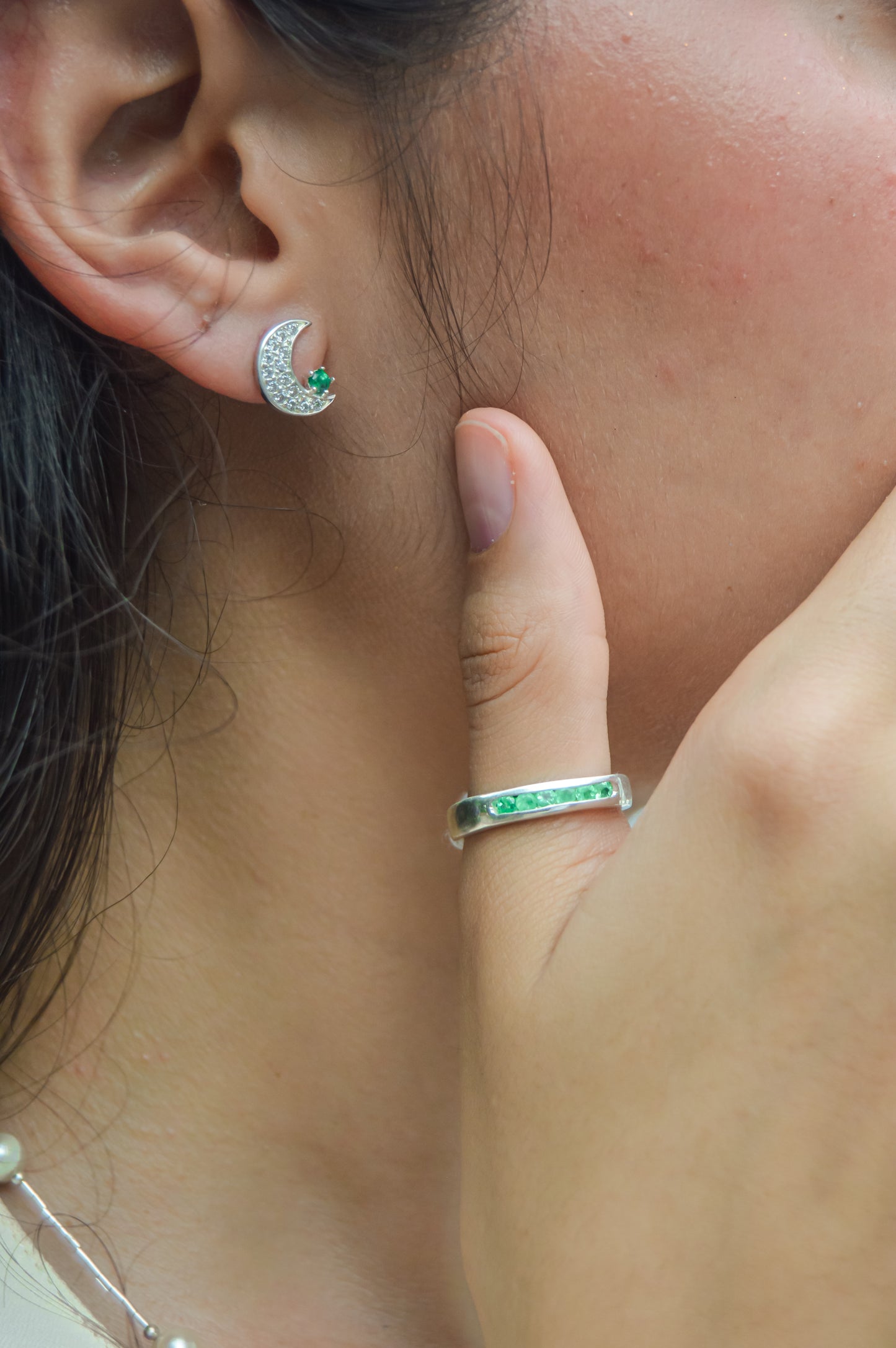 Aretes De Plata En Forma Luna Con Esmeraldas