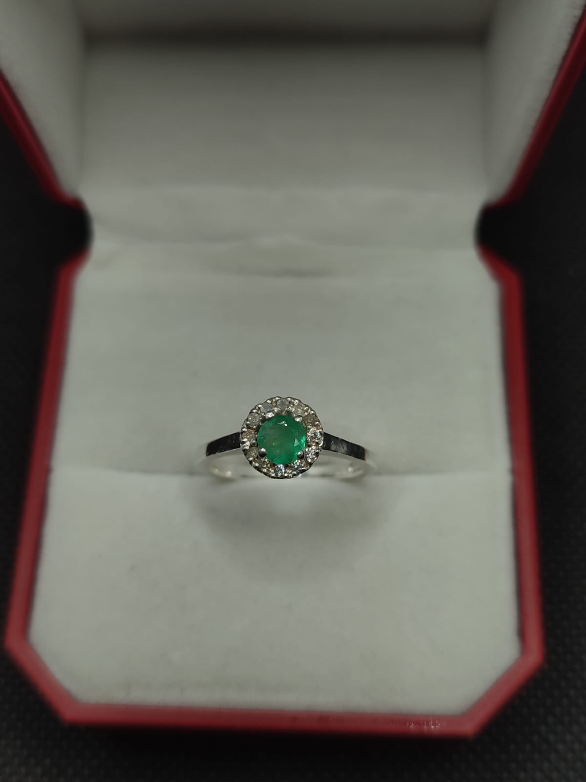 Anillo Solitario De Plata Con Esmeralda