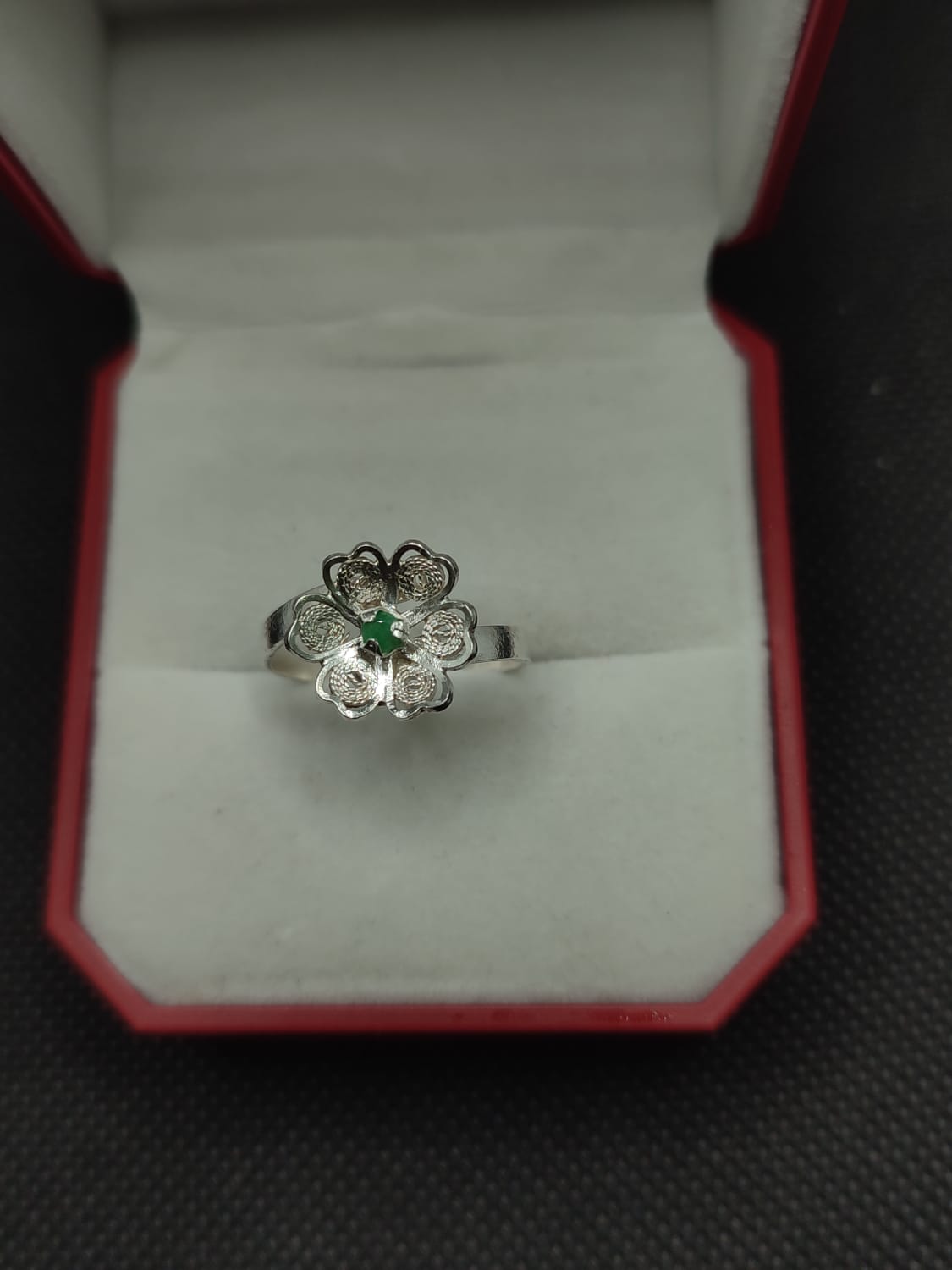 Anillo De Plata Filigranado Con Punto De Esmeralda