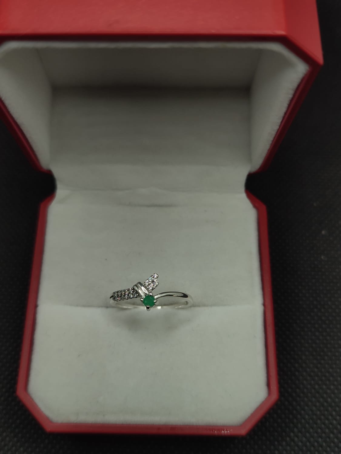 Anillo De Plata Forma Entrelazada Con Esmeralda