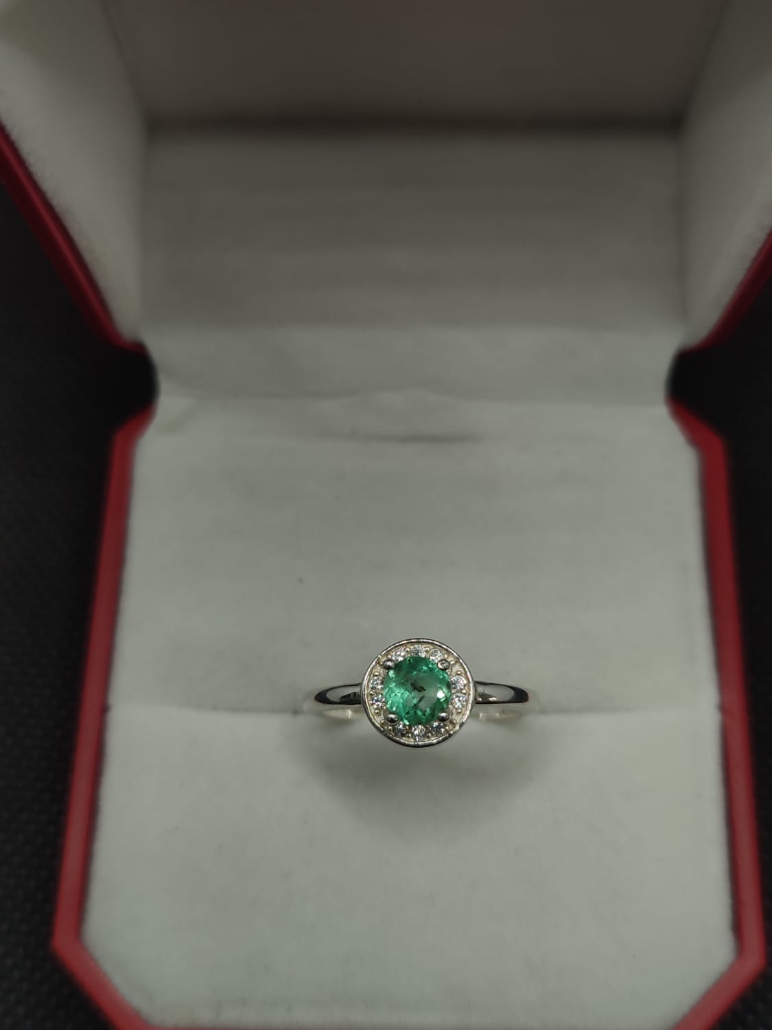 Anillo En Plata Con Esmeralda Circular