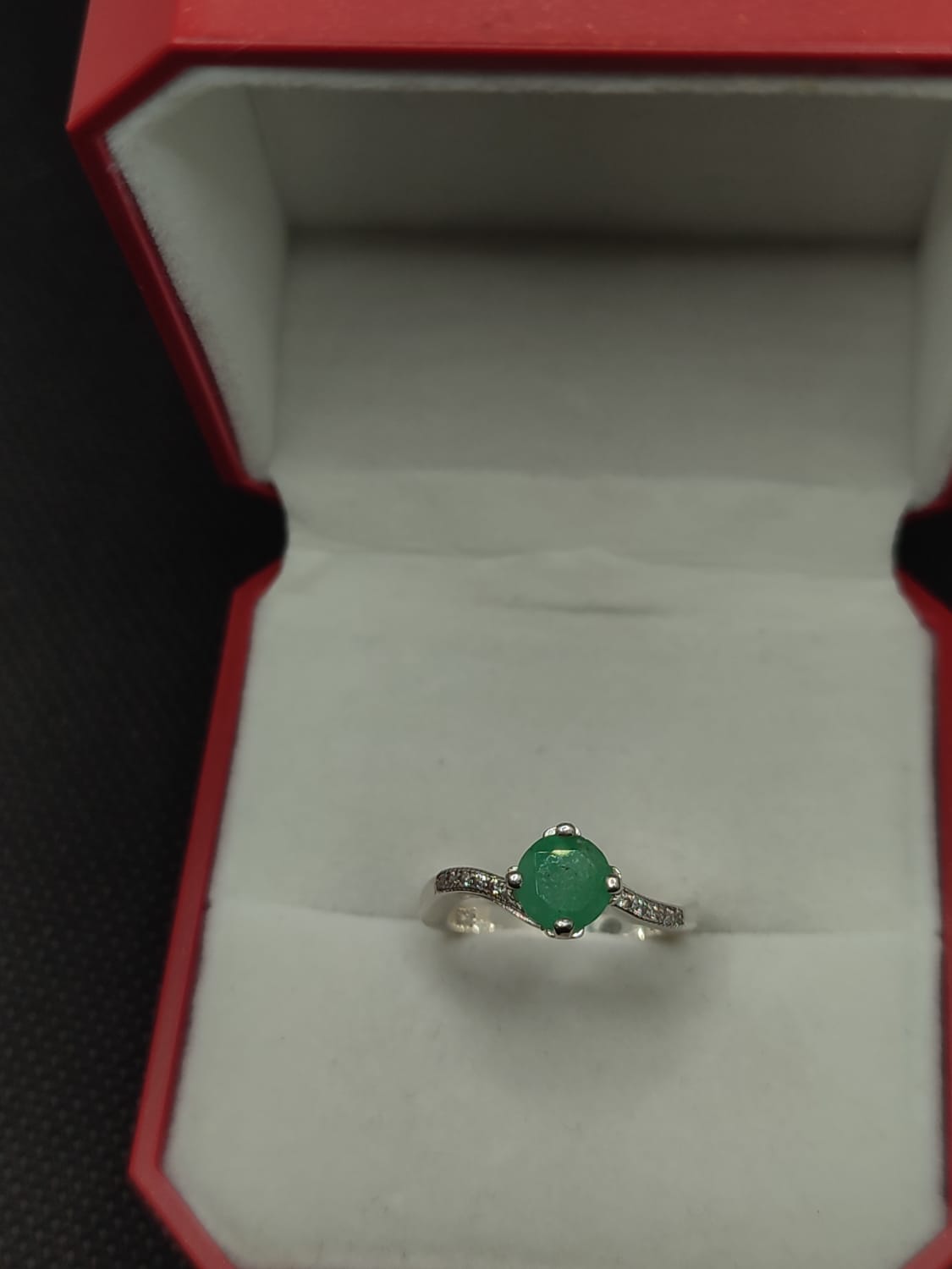 Anillo Solitario De Plata Con Esmeralda