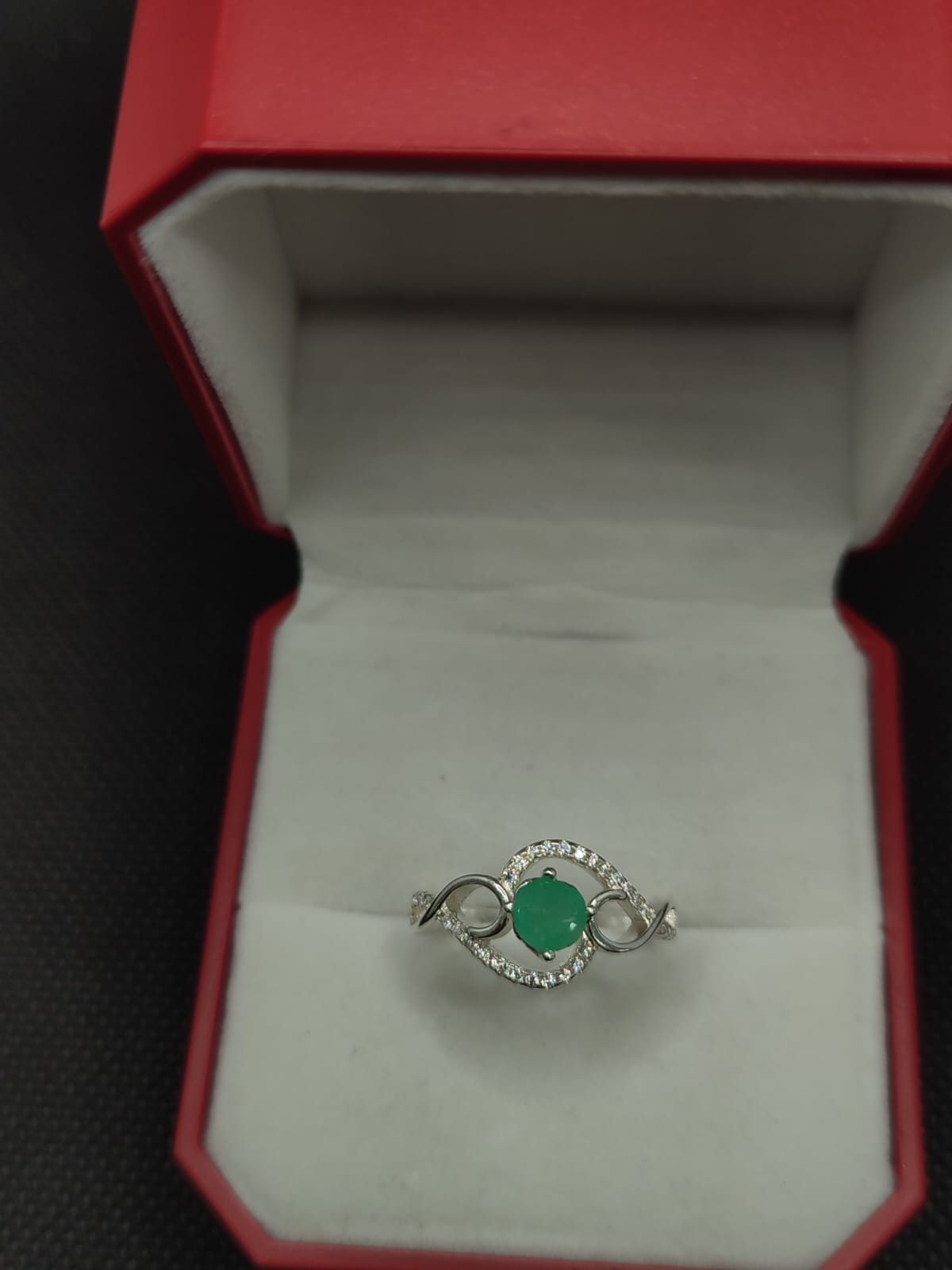 Anillo De Plata Entrelazado Con Esmeralda