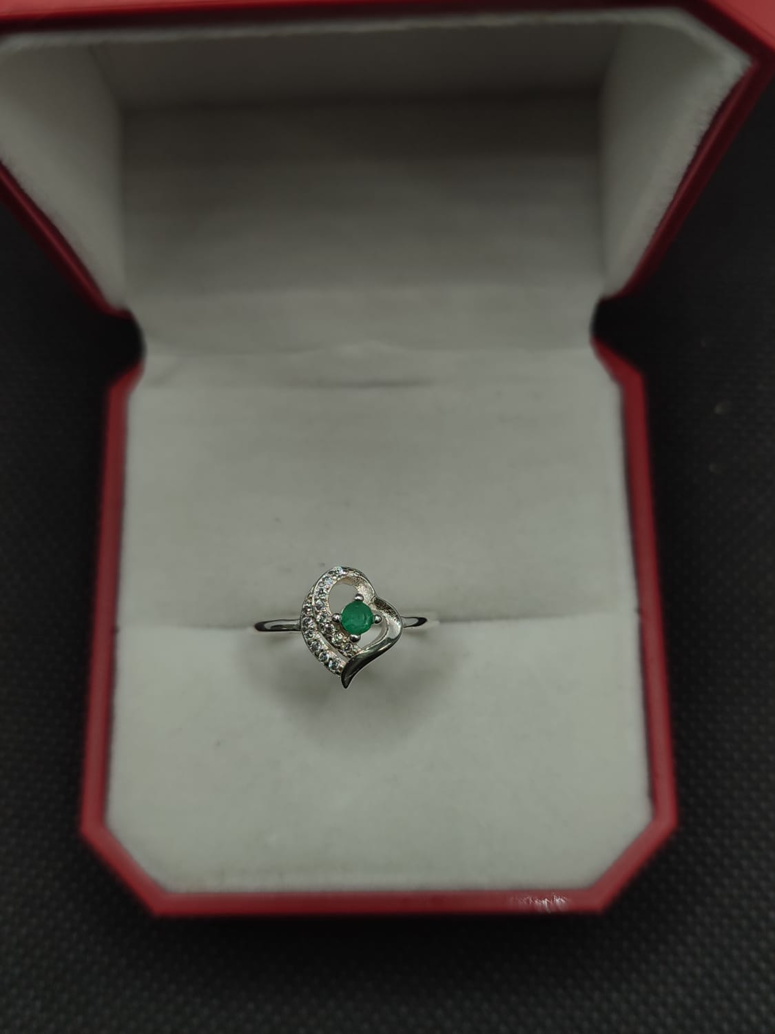 Anillo De Plata Forma Corazon Con Esmeralda