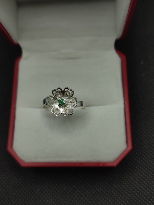 Anillo De Plata Filigranado Con Punto De Esmeralda