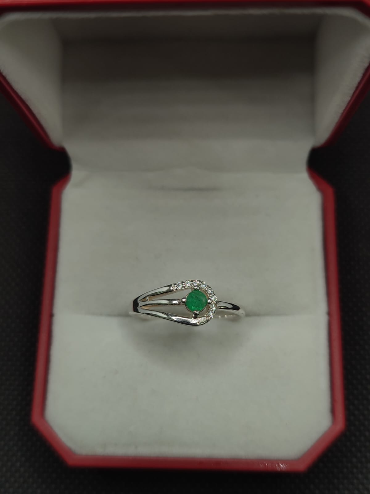 Anillo De Plata Forma Halo Con Esmeralda