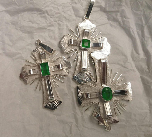 Dije Cruz En Plata Con Esmeralda
