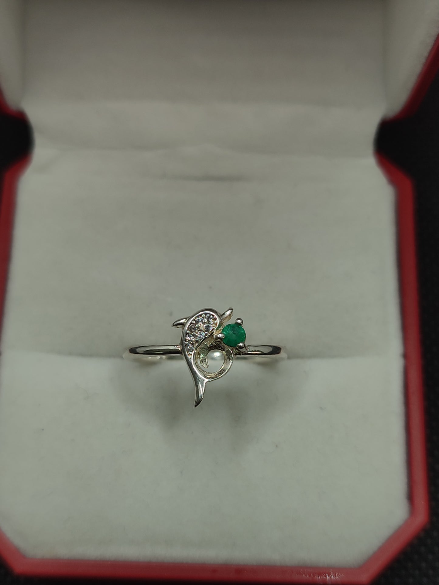 Anillo De Plata Forma Delfin Con Esmeralda